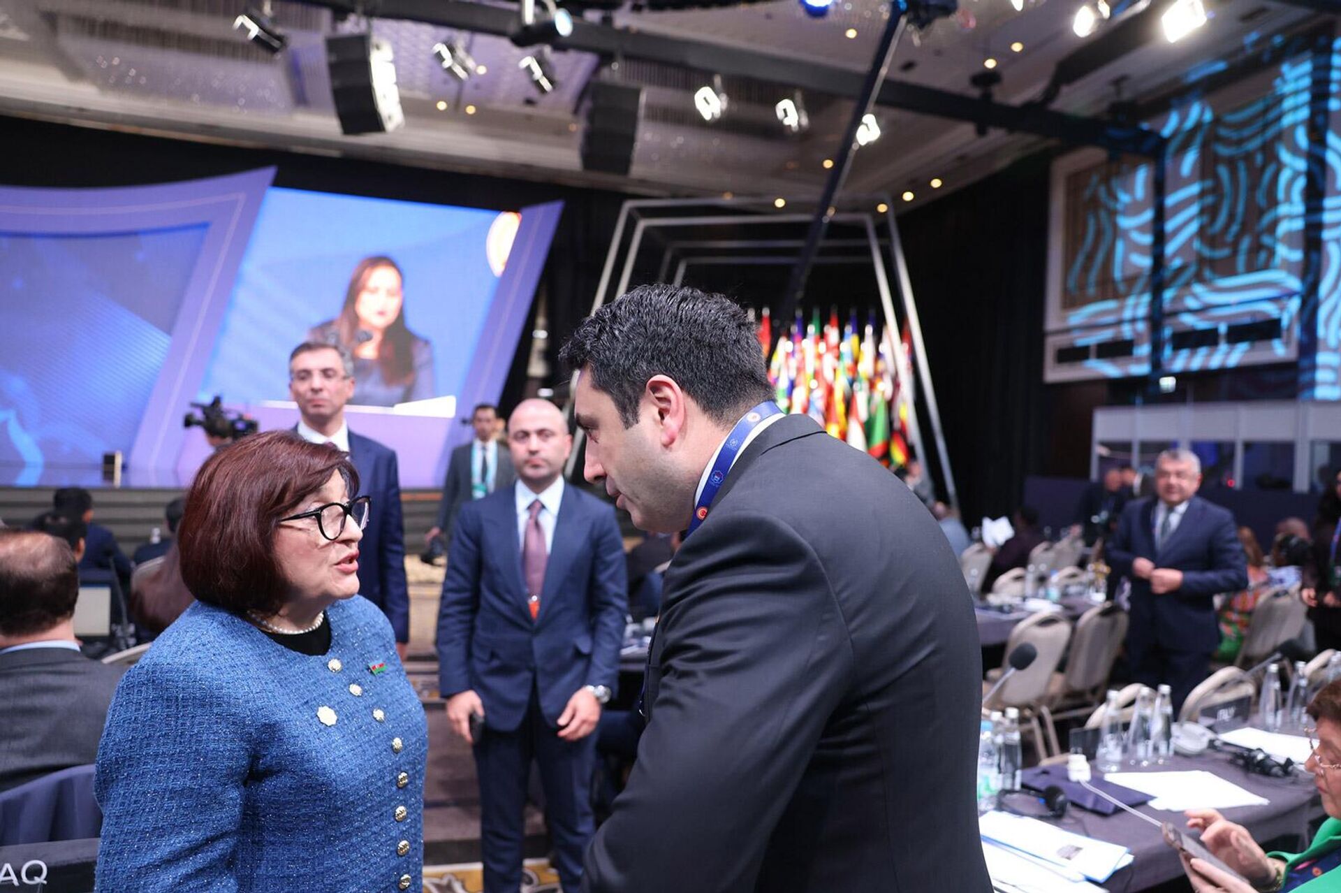 Председатель НС РА Ален Симонян беседует с азербайджанкой коллегой Сахибой Гафаровой в рамках пленарного заседания 152-й ассамблеи Межпарламентского союза (16 апреля 2026). Стамбул - Sputnik Արմենիա, 1920, 16.04.2026