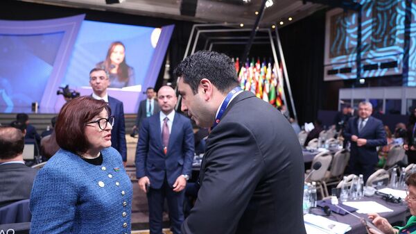 Председатель НС РА Ален Симонян беседует с азербайджанcкой коллегой Сахибой Гафаровой в рамках пленарного заседания 152-й ассамблеи Межпарламентского союза (16 апреля 2026). Стамбул - Sputnik Армения