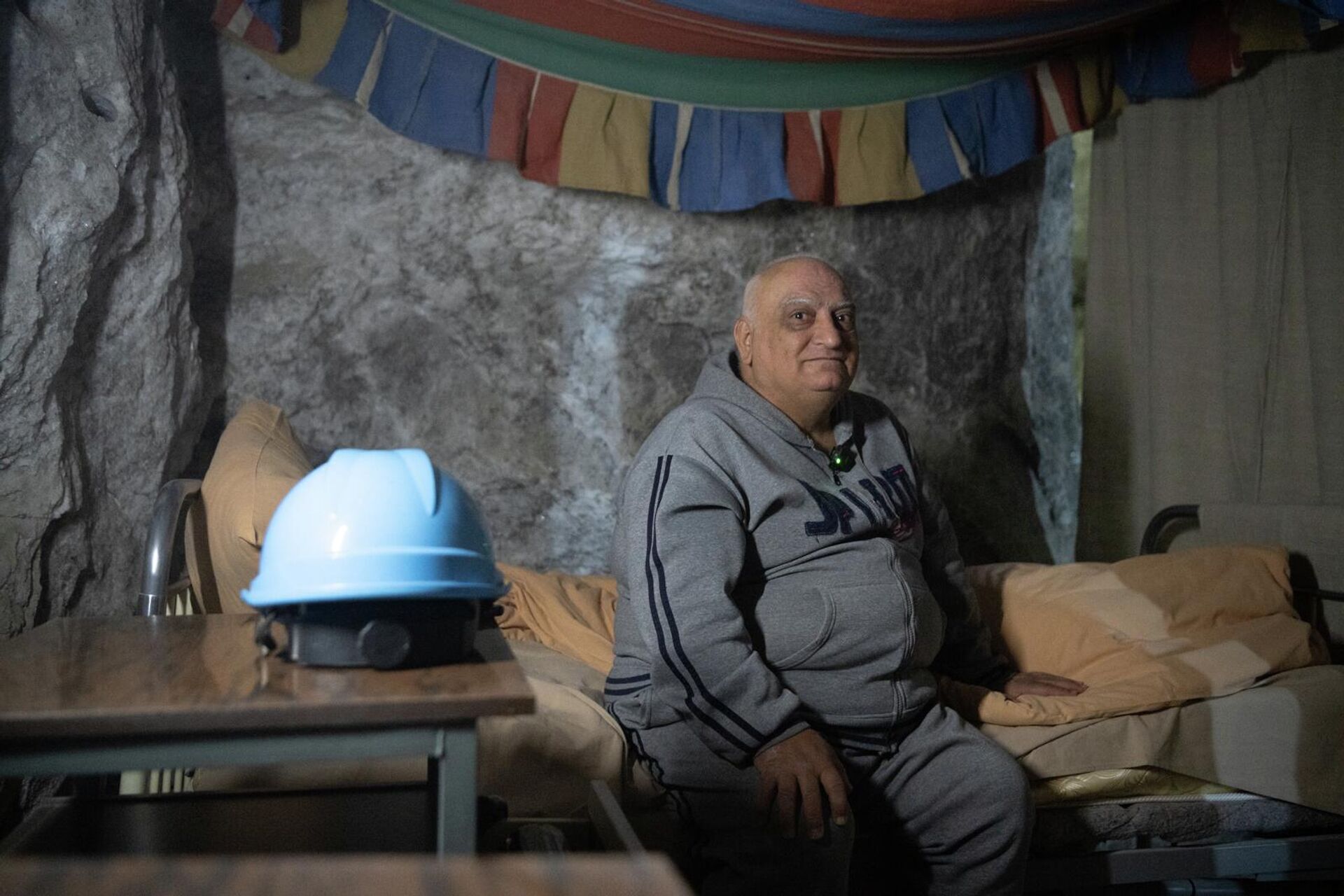 Посетитель Республиканского спелеотерапевтического центра Матевос Манукян - Sputnik Արմենիա, 1920, 16.04.2026