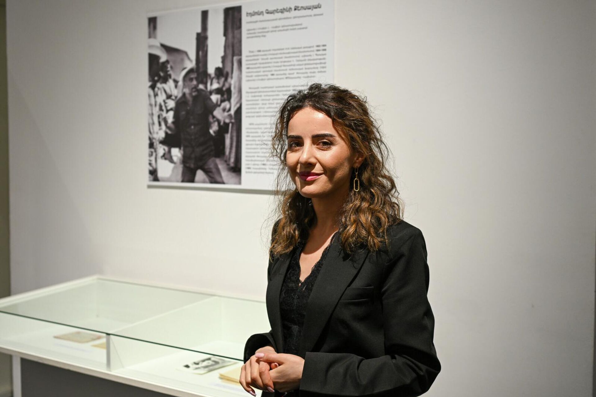 Ответственный за проведение мероприятий музея литературы и искусства им. Чаренца Лилит Мадоян на открытии выставки Эдмон Кеосаян 90 (16 апреля 2026). Еревaн Ответственный за проведение мероприятий музея литературы и искусства им. Чаренца Лилит Мадоян на открытии выставки Эдмон Кеосаян 90 (16 апреля 2026). Еревaн - Sputnik Армения, 1920, 16.04.2026