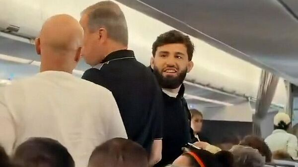 Армана Царукяна сняли с самолета за то, что он смотрел в телефон - Sputnik Армения