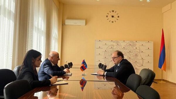 Председатель Центральной избирательной комиссии Ваагн Овакимян принял руководителя отдела обеспечения деятельности наблюдательной миссии Исполнительного комитета СНГ Евгения Козяка (17 апреля 2026). Еревaн - Sputnik Армения