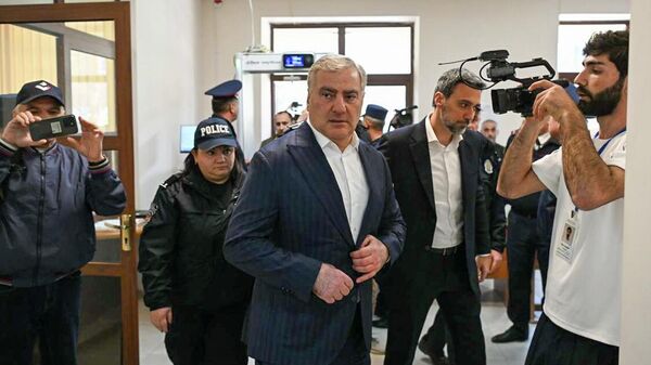 Самвел Карапетян прибывает в Антикоррупционный суд (17 апреля 2026). Еревaн - Sputnik Армения