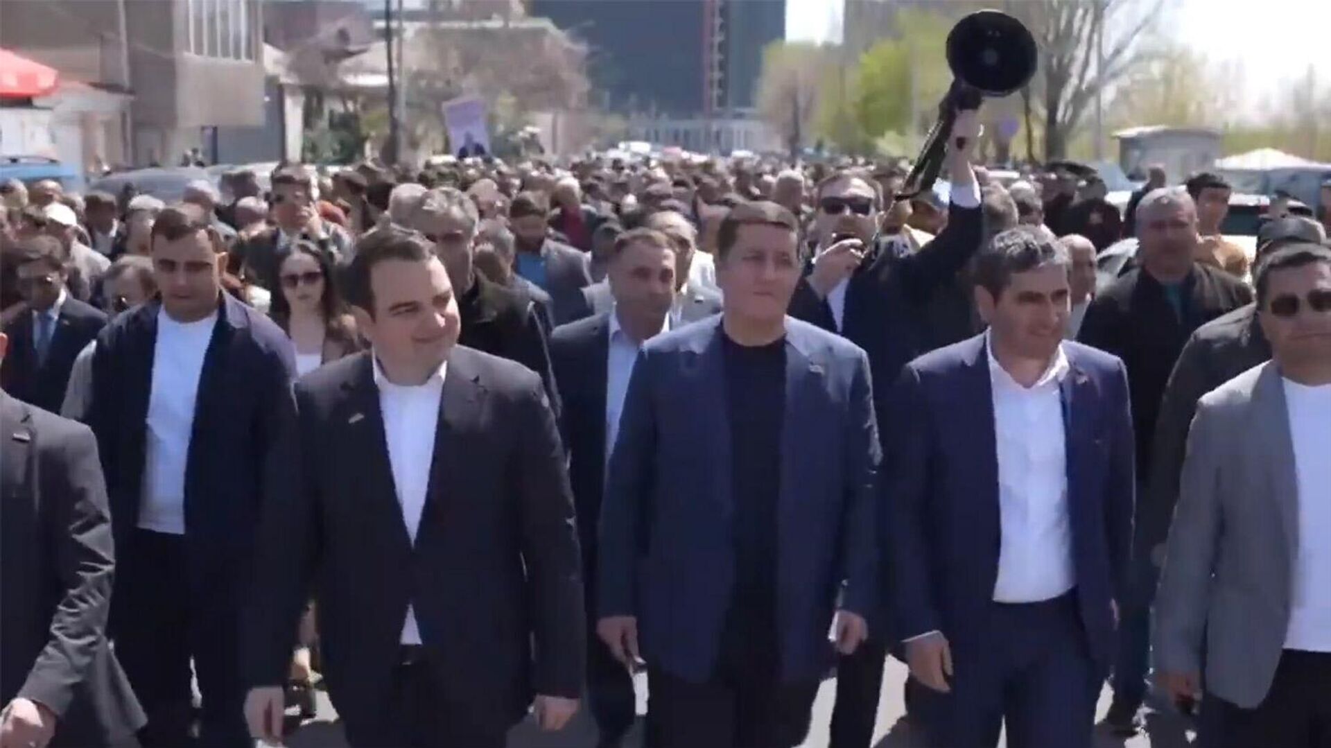 Марш сторонников Самвела Карапетяна во главе с Нареком Карапетяном к Антикоррупционному суду (17 апреля 2026). Еревaн - Sputnik Армения, 1920, 17.04.2026