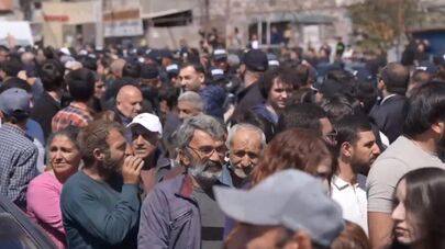 «Ազատությո՛ւն», «Մի՛ բրդեք, ոստիկաններ»․ Լարված իրավիճակ՝ Սամվել Կարապետյանի գործով նիստից առաջ