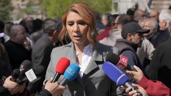 Гоар Мелоян отвечает на вопросы журналистов у во время митинга в поддержку Самвела Карапетяна (17 апреля 2026). Еревaн - Sputnik Армения