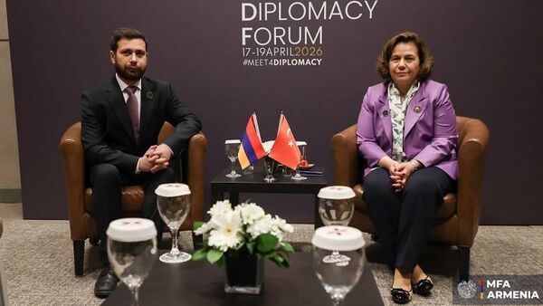 В рамках Антальской дипломатической конференции заместитель министра иностранных дел Ваан Костанян встретился с заместителем министра иностранных дел Турции Беррис Экинчи (17 апреля 2026). Турция - Sputnik Армения