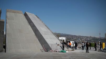 Ремонтные работы в на территории Мемориала Геноцида армян в Цицернакаберде