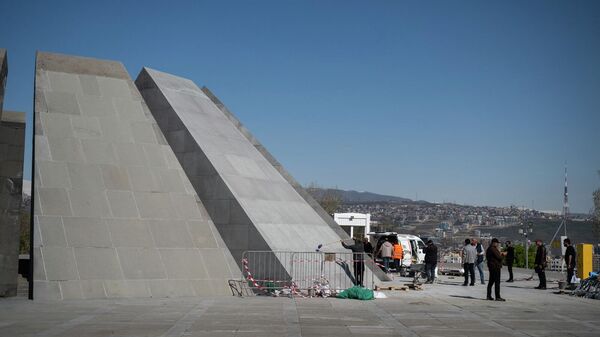 Ремонтные работы в на территории Мемориала Геноцида армян в Цицернакаберде - Sputnik Армения