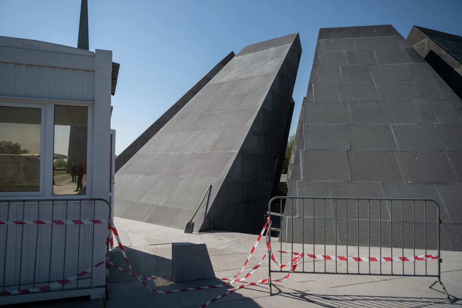 Ремонтные работы в на территории Мемориала Геноцида армян в Цицернакаберде - Sputnik Արմենիա, 1920, 17.04.2026