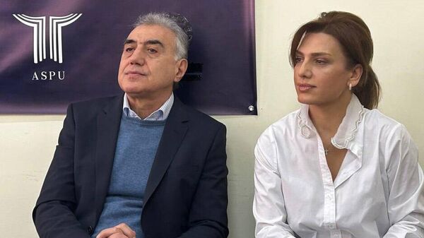 Проректор АГПУ по науке Мариам Испирян и заведующий кафедрой шахмат и спорта АГПУ Смбат Лпутян на онлайн-форуме для учителей (22 ноября 2025). Еревaн - Sputnik Армения