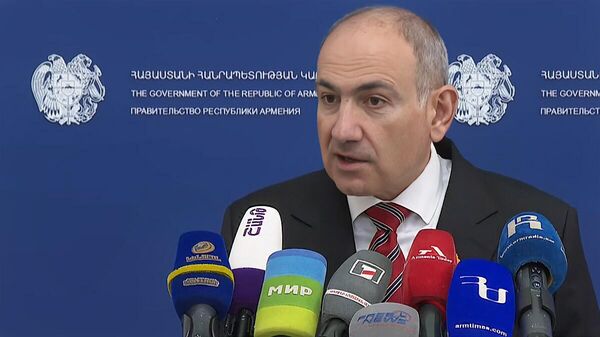Премьер-министр Никол Пашинян во время брифинга (18 апреля 2026). Еревaн - Sputnik Армения