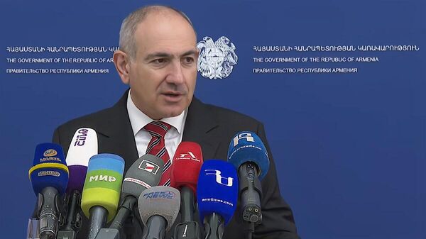 Премьер-министр Никол Пашинян во время брифинга (18 апреля 2026). Еревaн - Sputnik Армения