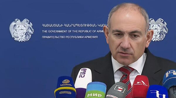 Премьер-министр Никол Пашинян во время брифинга (18 апреля 2026). Еревaн - Sputnik Армения