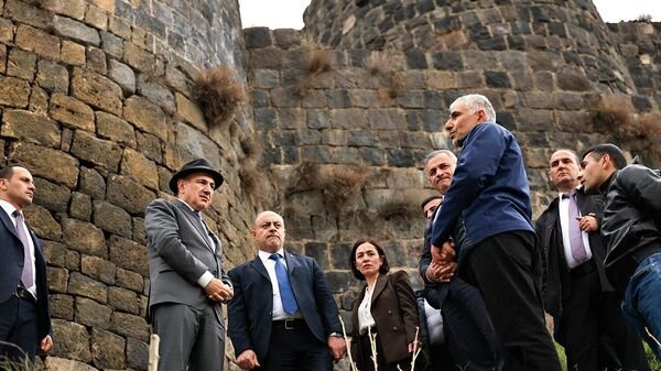 Премьер-министр Никол Пашинян у Историко-культурного заповедника Крепость Бжни (8 апреля 2026). Котайк - Sputnik Армения