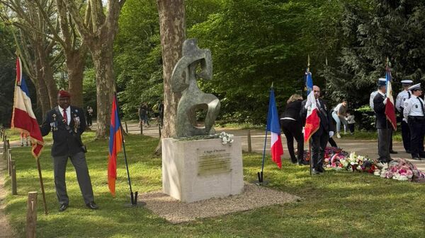 Посол Армении во Франции Арман Хачатрян принял участие в официальной церемонии, посвященной 111-й годовщине Геноцида армян (18 апреля 2026). Антони - Sputnik Армения