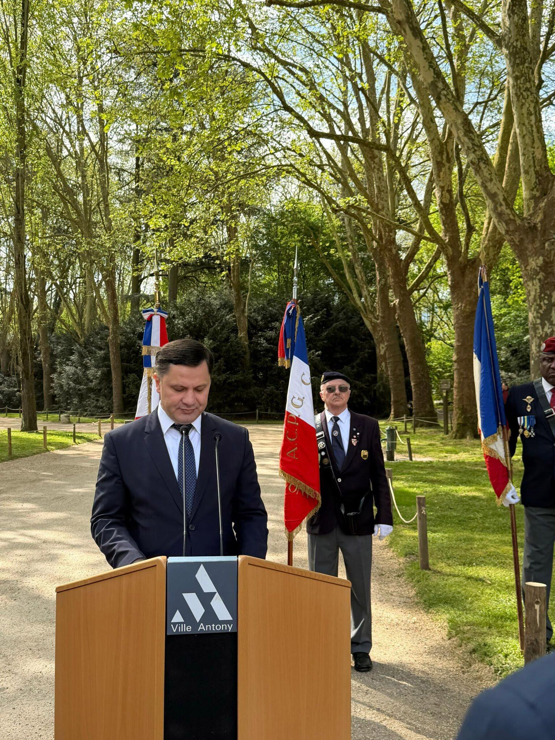 Посол Армении во Франции Арман Хачатрян принял участие в официальной церемонии, посвященной 111-й годовщине Геноцида армян (18 апреля 2026). Антони - Sputnik Армения, 1920, 18.04.2026