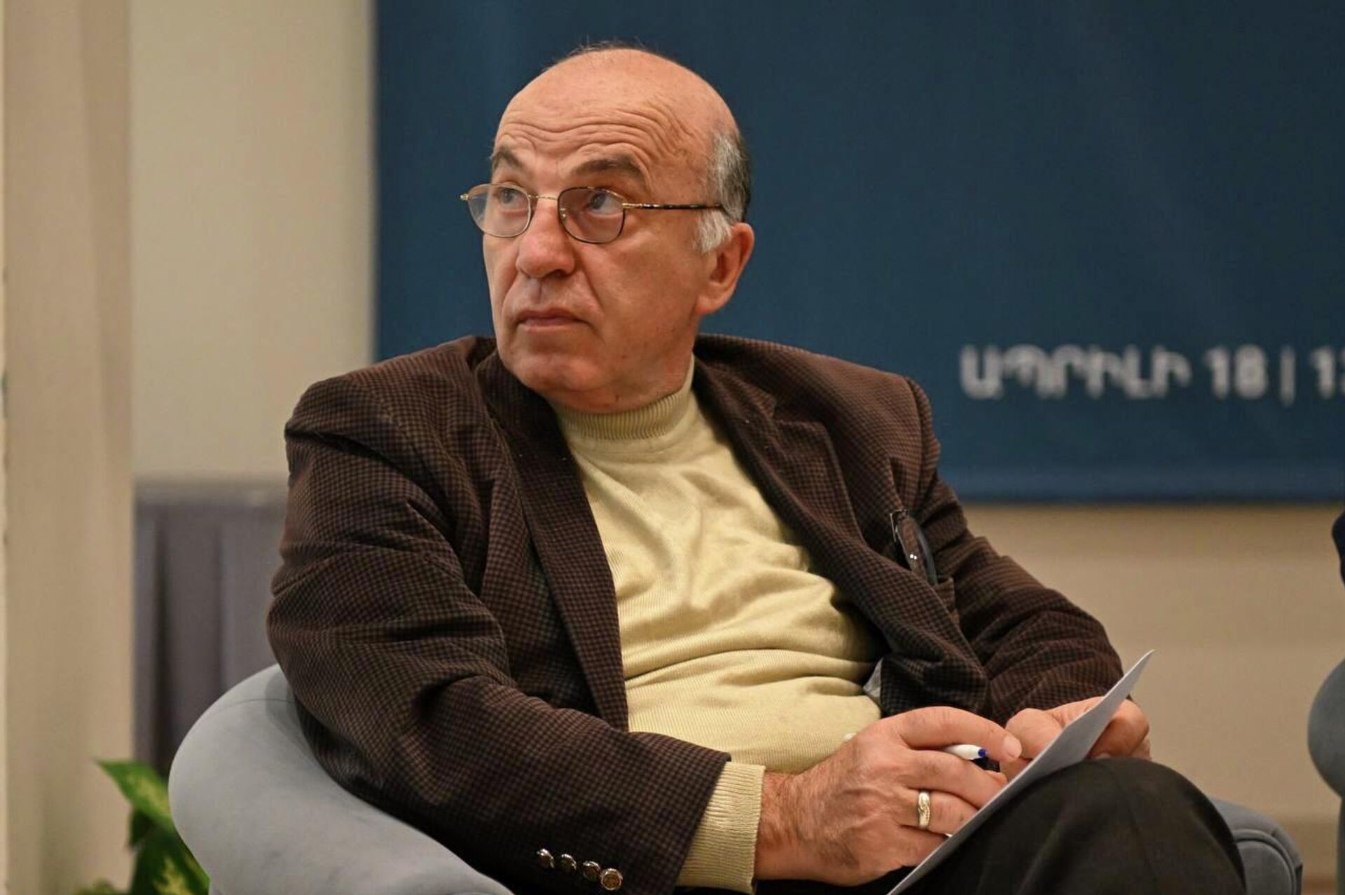 Доктор экономических наук Татул Манасерян на конференции Геополитические риски, сценарии развития Южного Кавказа и влияние конфликта на Ближнем Востоке (18 апреля 2026). Еревaн - Sputnik Армения, 1920, 18.04.2026