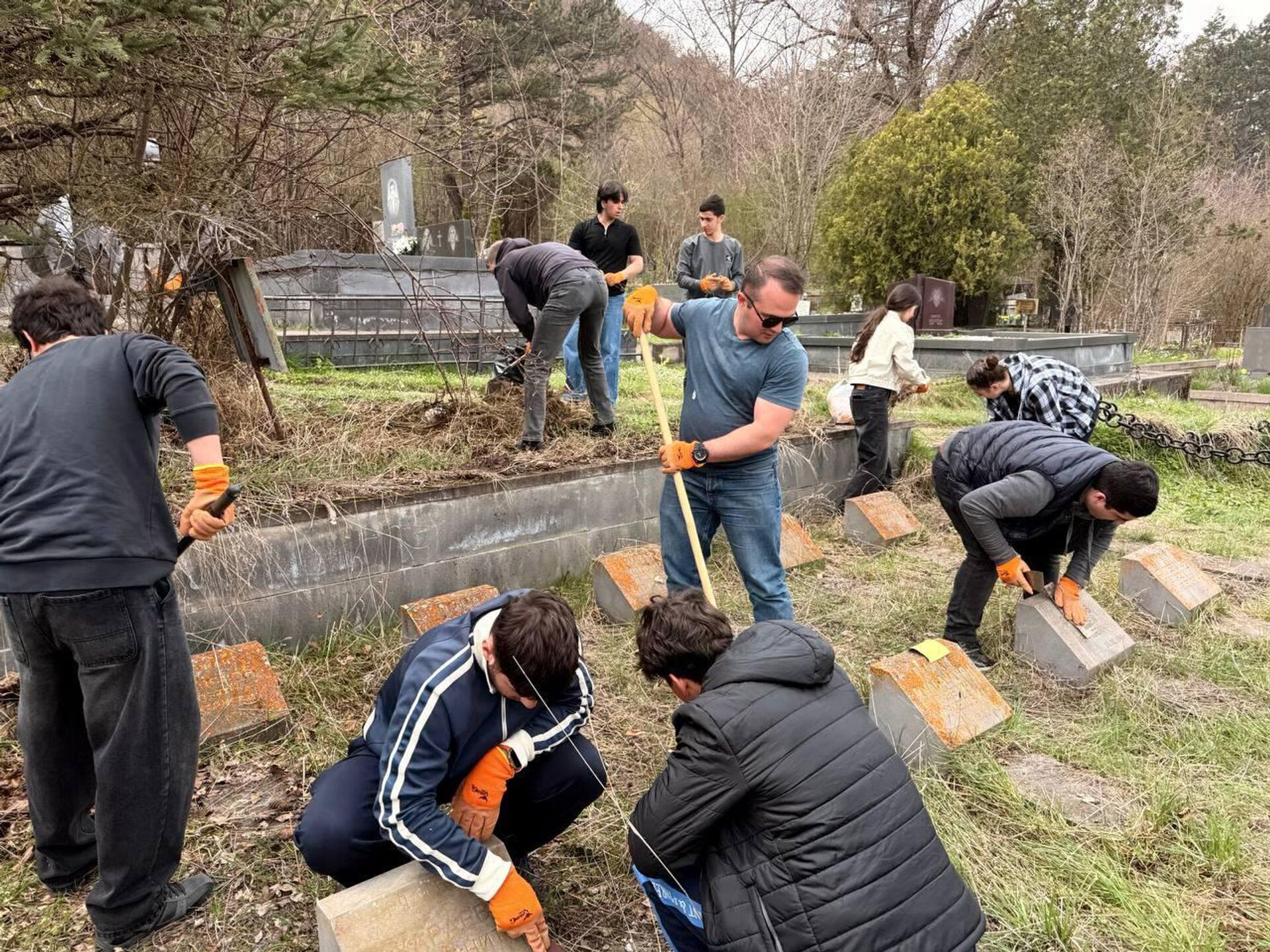 Памятная акция по благоустройству мемориала павшим воинам Великой Отечественной войны (18 апреля 2026). Дилижан - Sputnik Армения, 1920, 18.04.2026