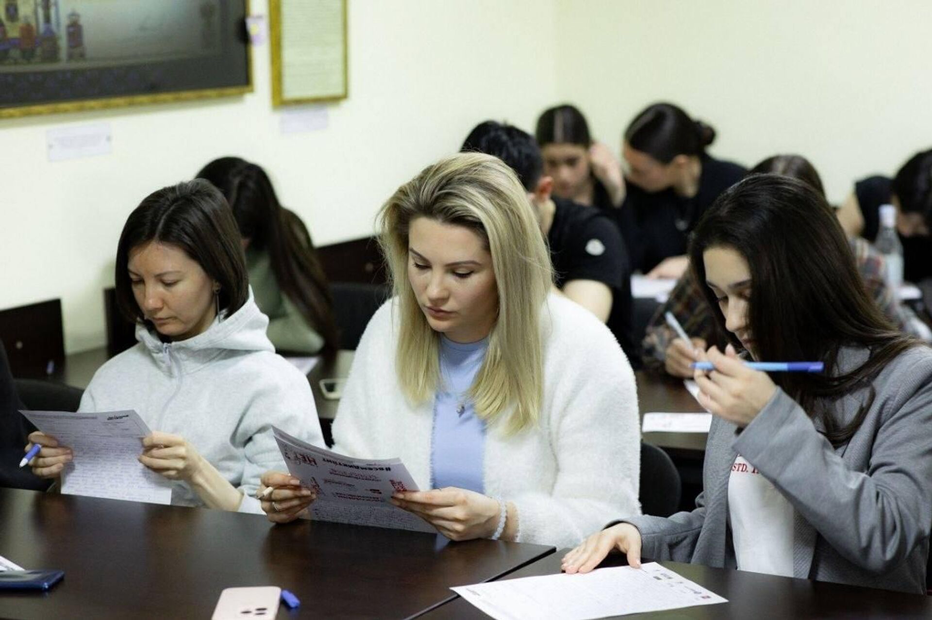 Участники ежегодной просветительской акции пишут Тотальный диктант (18 апреля 2026). Армения - Sputnik Արմենիա, 1920, 19.04.2026