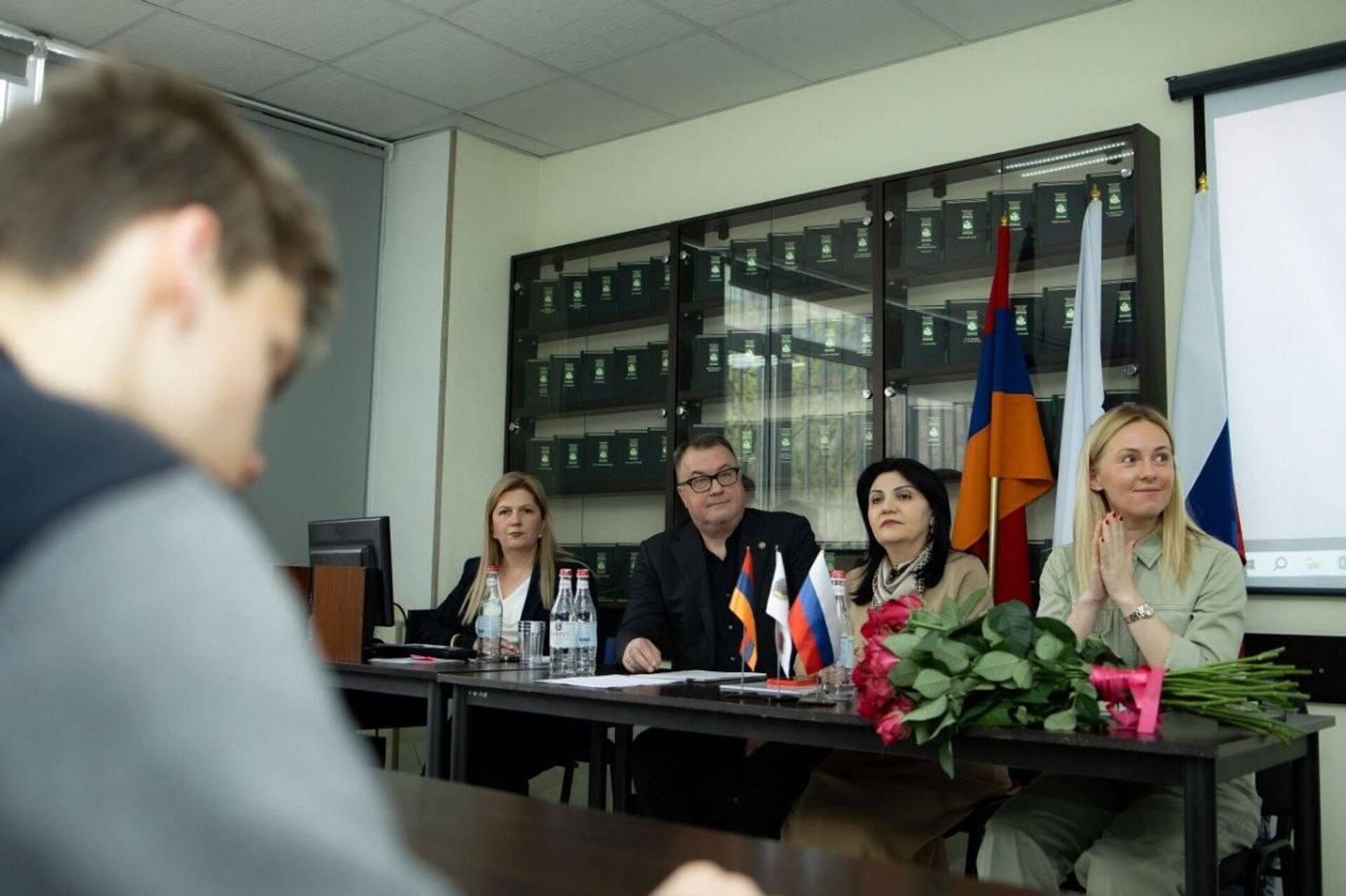 Глава Русского дома в Армении Вадим Фефилов наблюдает, как участники ежегодной просветительской акции пишут Тотальный диктант (18 апреля 2026). Армения - Sputnik Արմենիա, 1920, 19.04.2026