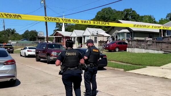 Полицейские оцепили улицу, где в результате массовой стрельбы погибли восемь детей в возрасте от 1 до 14 лет (19 апреля 2026). Шривпорт, штат Луизиана, США  - Sputnik Армения