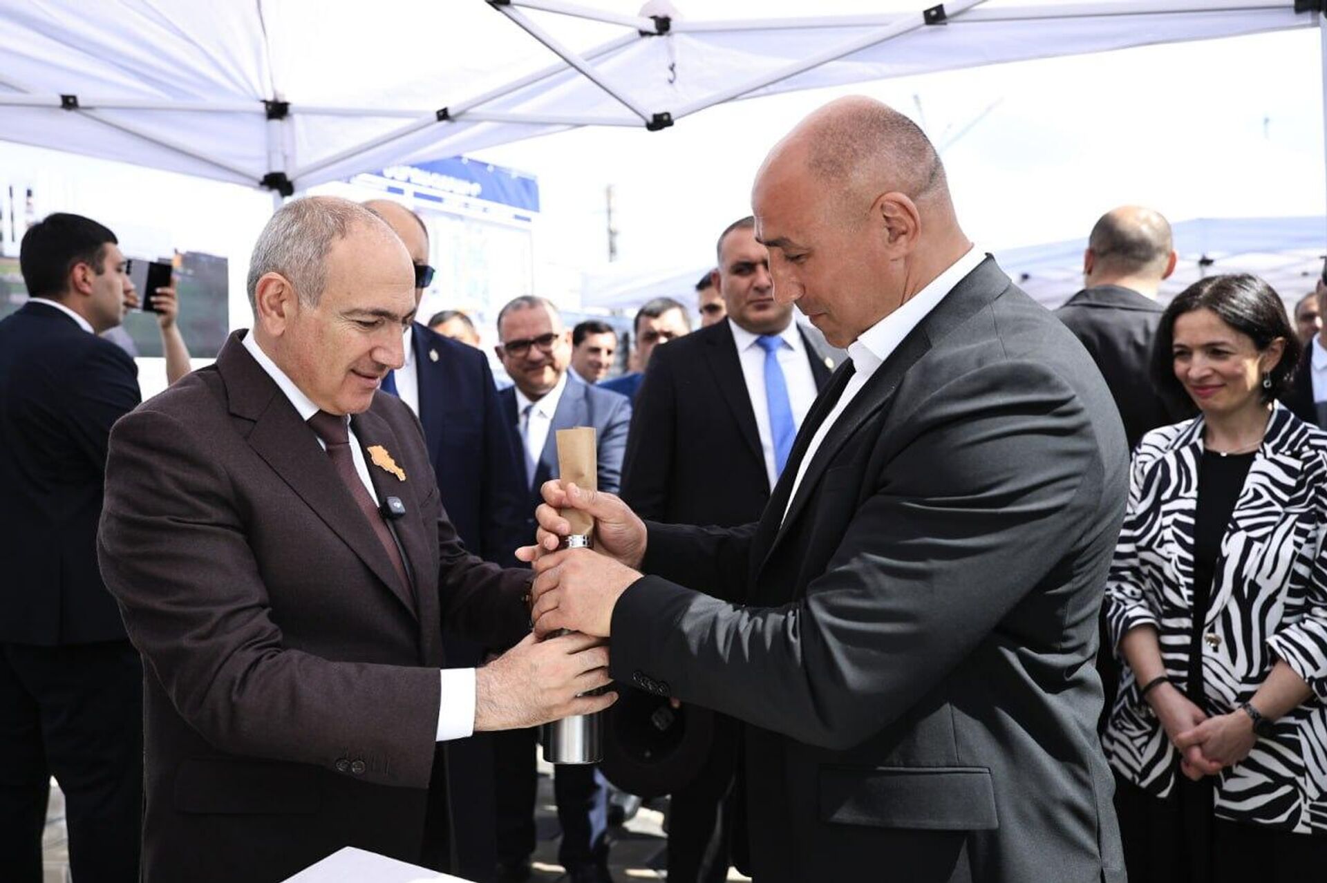 Премьер-министр Никол Пашинян и Артур Абраам на церемонии закладки первого камня детского и юношеского спортивного комплекса, названного в честь боксера (20 апреля 2026). Еревaн - Sputnik Армения, 1920, 20.04.2026