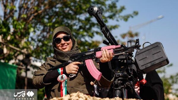 Իրանը վարդագույն տեխնիկա ու զենք է ցուցադրել - Sputnik Արմենիա