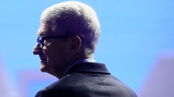 Гендиректор Apple Тим Кук ожидает прибытия президента Дональда Трампа во время ежегодного заседания Всемирного экономического форума (21 января 2026). Давос - Sputnik Армения
