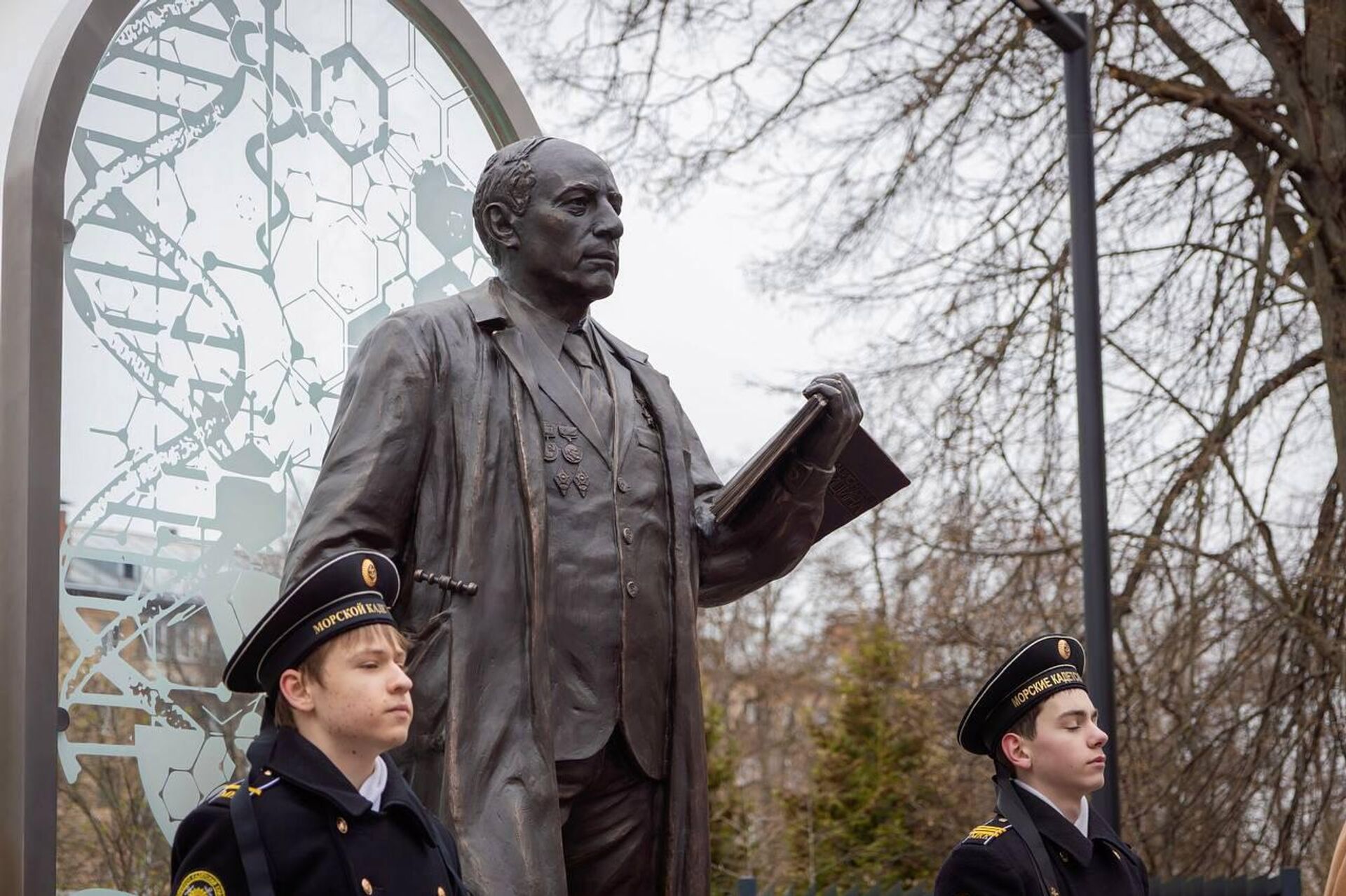 Торжественное открытие памятника Аветику Игнатьевичу Бурназяну на территории Федерального медицинского биофизического центра имени А.И. Бурназяна (20 апреля 2026). Москвa - Sputnik Армения, 1920, 21.04.2026