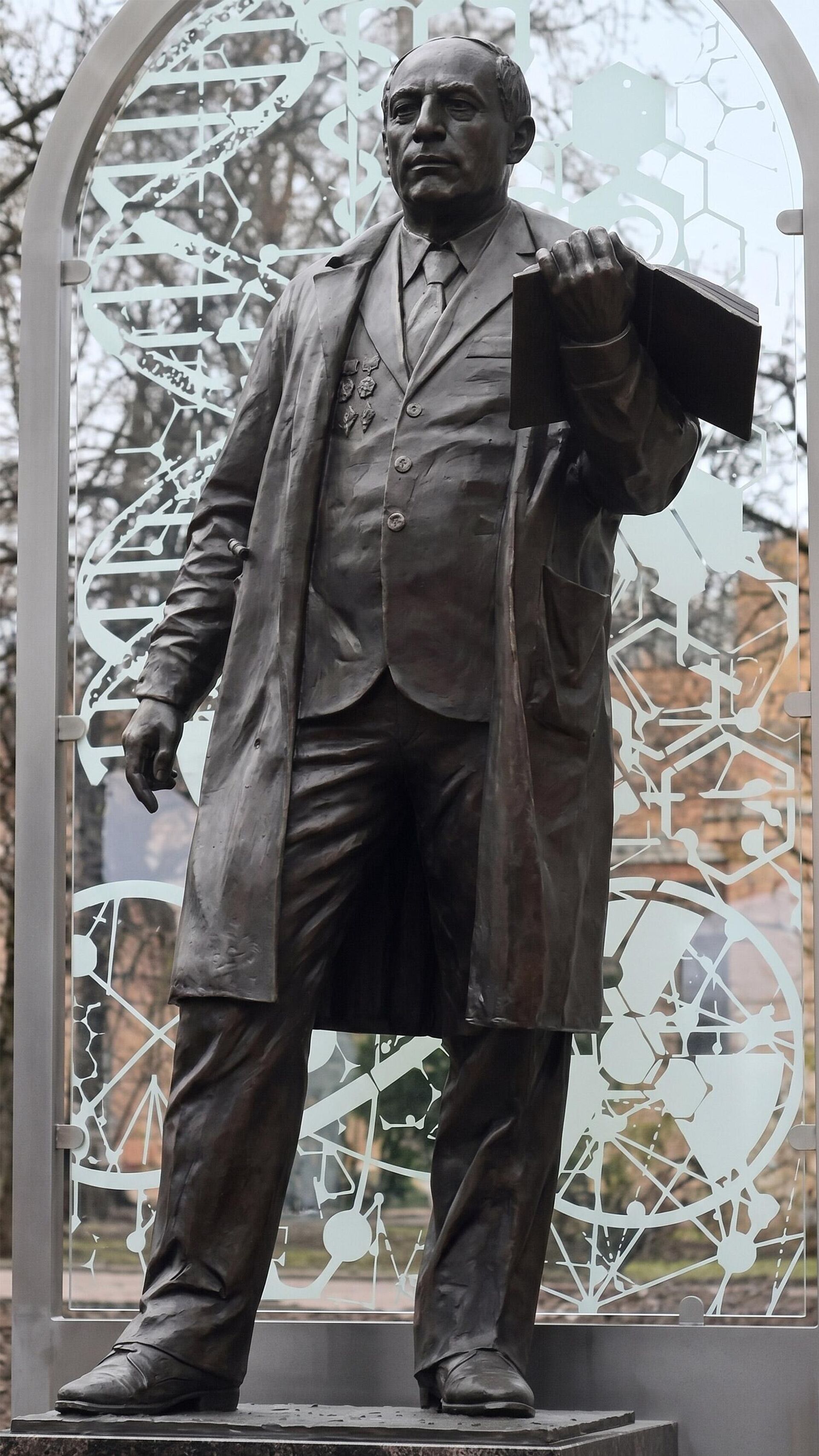 Торжественное открытие памятника Аветику Игнатьевичу Бурназяну на территории Федерального медицинского биофизического центра имени А.И. Бурназяна (20 апреля 2026). Москвa - Sputnik Армения, 1920, 21.04.2026