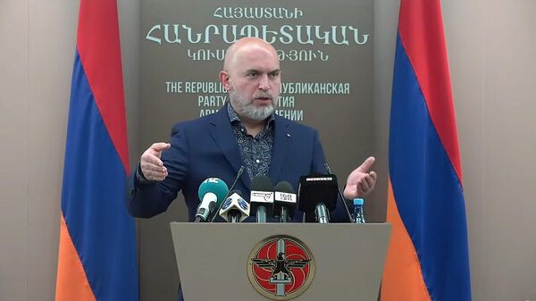 Армен Ашотян во время пресс-конференции (1 апреля 2026). Еревaн - Sputnik Армения