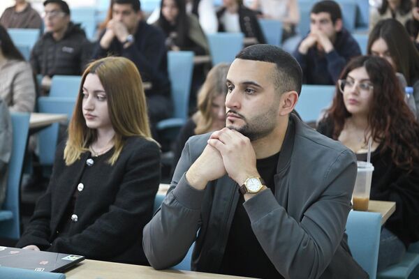 Модуль SputnikPro по теме Фотография как ключевая составляющая современного мультимедийного информационного ресурса. Работа бильд-редакции (21 апреля 2026). Еревaн - Sputnik Армения