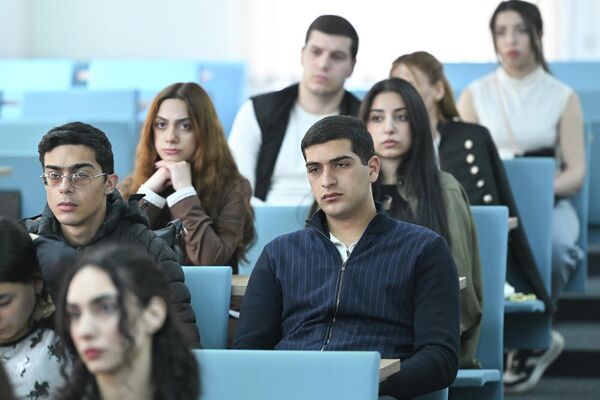 SputnikPro-ի «Լուսանկարչությունը&#x60; որպես ժամանակակից մուլտիմեդիա տեղեկատվական ռեսուրսի հիմնական բաղադրիչ. բիլդ-խմբագրի աշխատանքը» թեմայով դասընթացի մասնակիցները - Sputnik Արմենիա