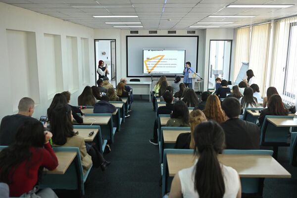 SputnikPro-ի «Լուսանկարչությունը&#x60; որպես ժամանակակից մուլտիմեդիա տեղեկատվական ռեսուրսի հիմնական բաղադրիչ. բիլդ-խմբագրի աշխատանքը» թեմայով դասընթացի մասնակիցները - Sputnik Արմենիա