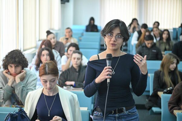 Модуль SputnikPro по теме Фотография как ключевая составляющая современного мультимедийного информационного ресурса. Работа бильд-редакции (21 апреля 2026). Еревaн - Sputnik Армения