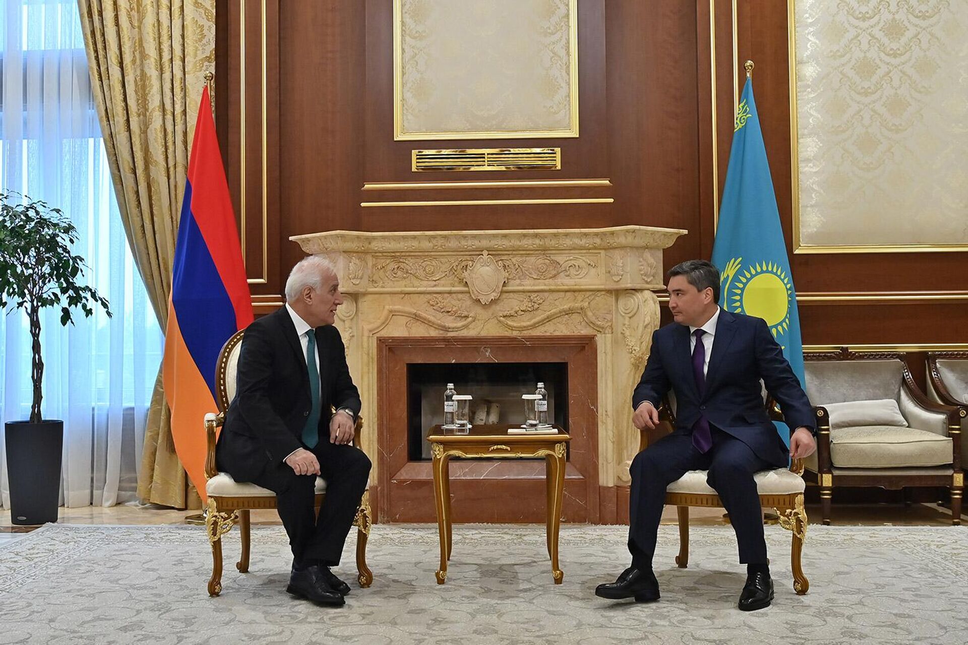 Премьер-министр Казахстана Олжас Бектенов встречает президента Армении Ваагна Хачатуряна, прибывшего в Казахстан с рабочим визитом (21 апреля 2026). Астана - Sputnik Արմենիա, 1920, 21.04.2026