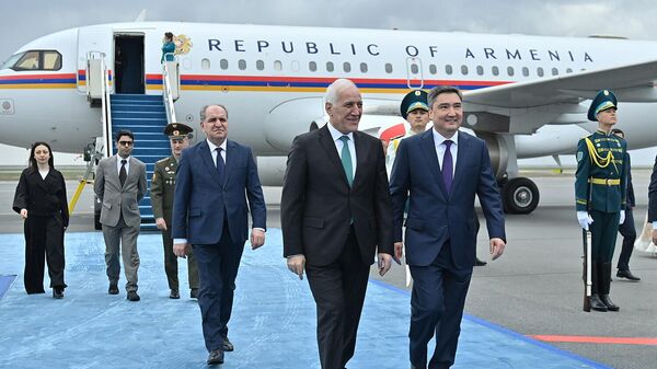 Премьер-министр Казахстана Олжас Бектенов встречает президента Армении Ваагна Хачатуряна, прибывшего в Казахстан с рабочим визитом (21 апреля 2026). Астана - Sputnik Армения