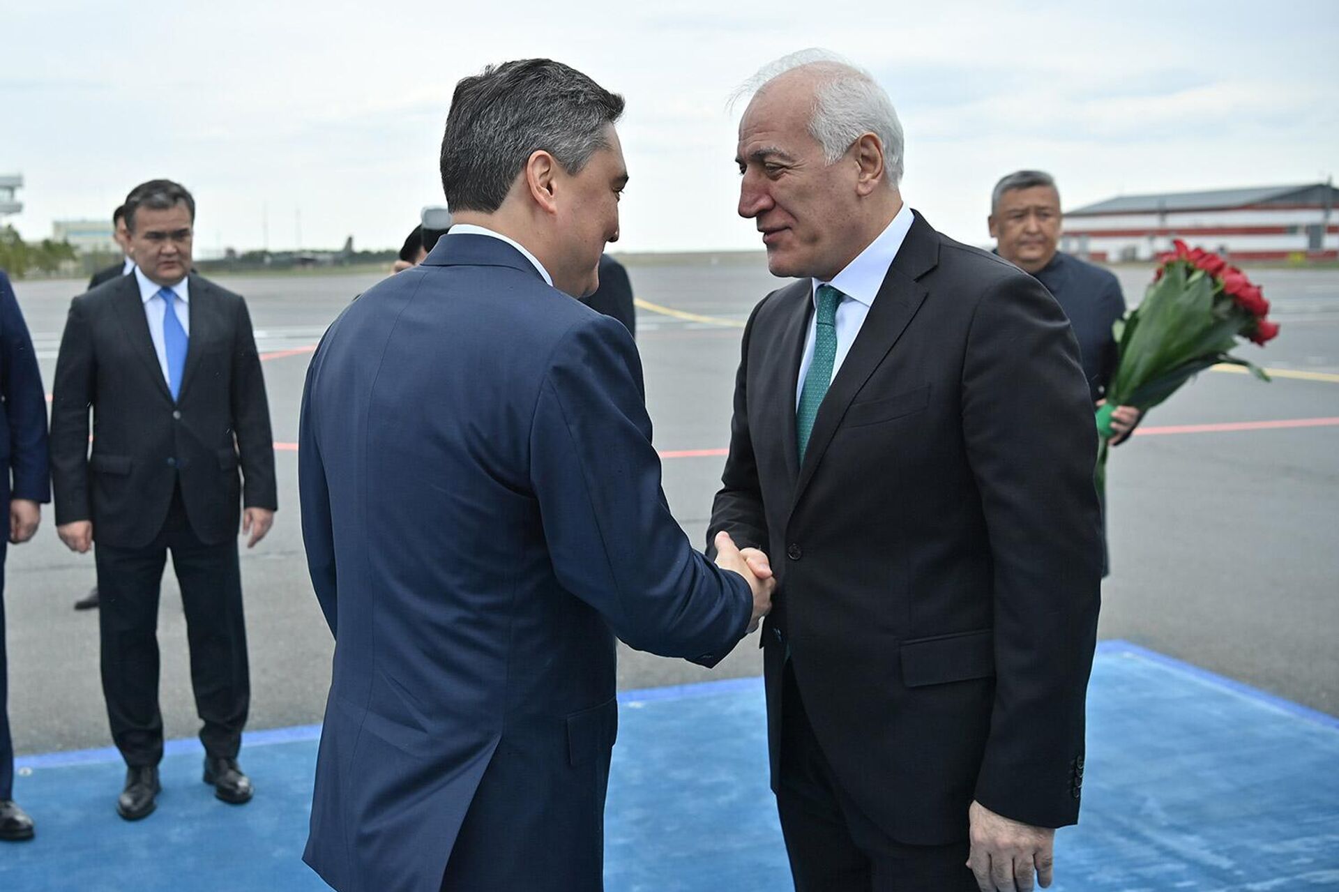 Премьер-министр Казахстана Олжас Бектенов встречает президента Армении Ваагна Хачатуряна, прибывшего в Казахстан с рабочим визитом (21 апреля 2026). Астана - Sputnik Армения, 1920, 21.04.2026