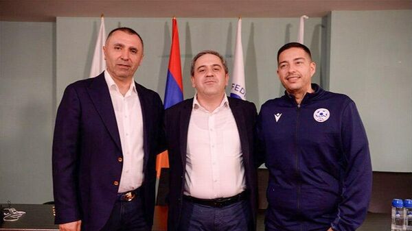 Главный советник президента ФФА Рубен Назаретян, президент ФФА Армен Меликбекян и главный тренер сборной Армении по футзалу Антонио Фернандес - Sputnik Армения