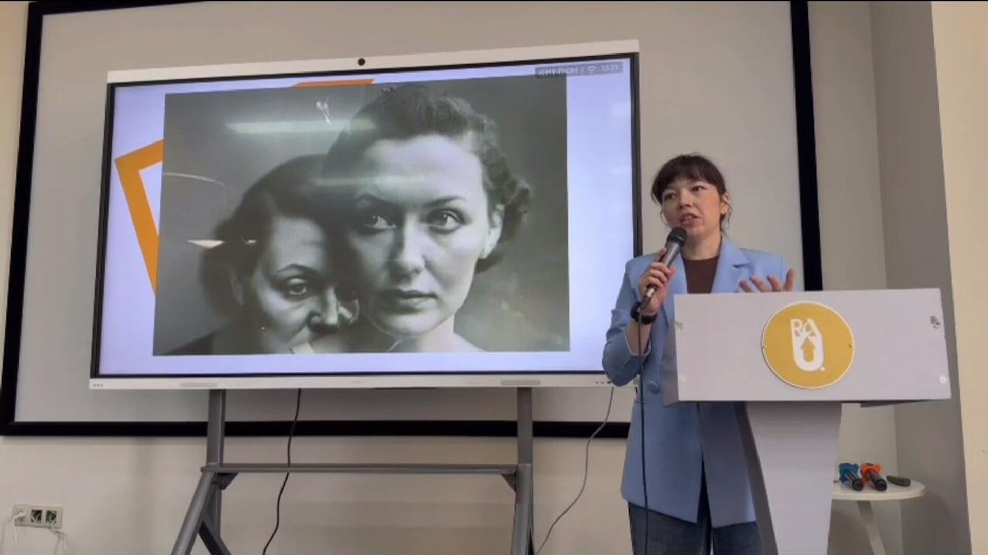 Cтарший редактор службы визуальных проектов РИА Новости и преподаватель факультета журналистики МГУ Екатерина Волкова показывает на семинаре РАУ знаменитое фото Мхитара Хачатряна Мадонна двадцатого века (21 апреля 2026). Еревaн - Sputnik Արմենիա, 1920, 22.04.2026