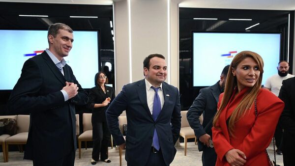 Месроп Аракелян, Нарек Карапетян и Гоар Мелоян на съезде партии Сильная Армения (21 апреля 2026). Еревaн - Sputnik Армения