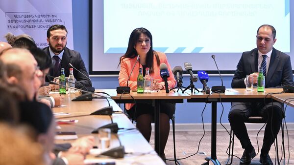 Пресс-секретарь премьер-министра Назели Багдасарян и директор центра общественных связей и информации Гор Царукян во время круглого стола на тему мер, принятых правительством в борьбе с дезинформационными кампаниями (22 апреля 2026). Ереван - Sputnik Армения