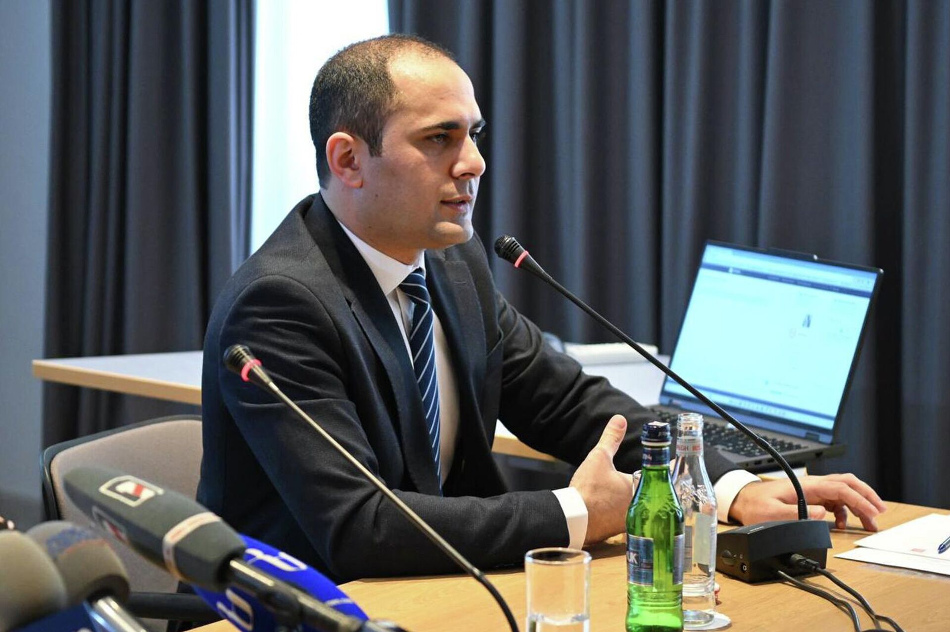 Директор центра общественных связей и информации Гор Царукян во время круглого стола на тему мер, принятых правительством в борьбе с дезинформационными кампаниями (22 апреля 2026). Ереван - Sputnik Армения, 1920, 22.04.2026