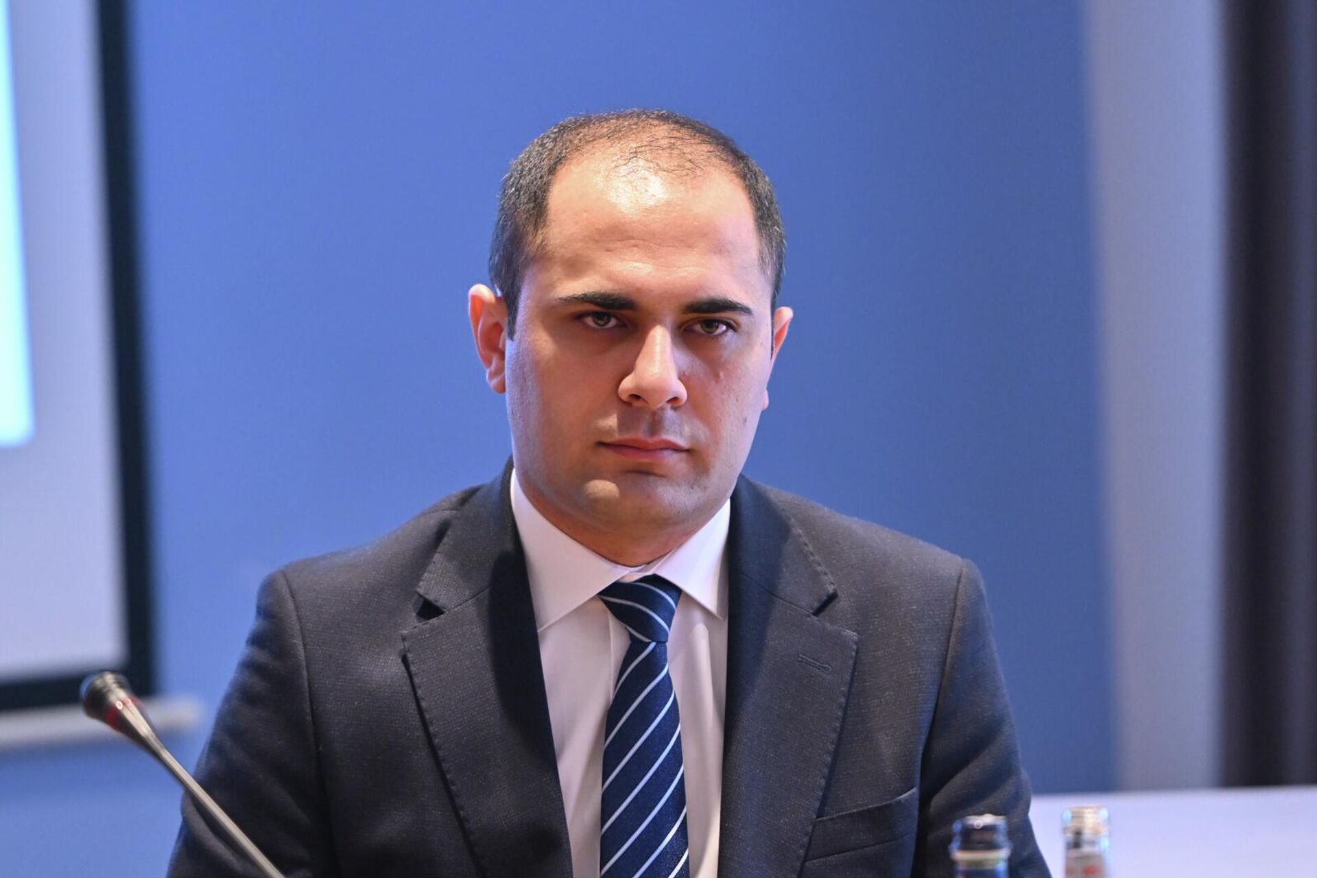 Директор центра общественных связей и информации Гор Царукян во время круглого стола на тему мер, принятых правительством в борьбе с дезинформационными кампаниями (22 апреля 2026). Ереван - Sputnik Արմենիա, 1920, 22.04.2026