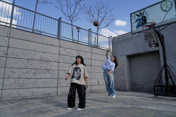 Девочки играют в баскетбол в одном из южных районов Тегерана - Sputnik Армения