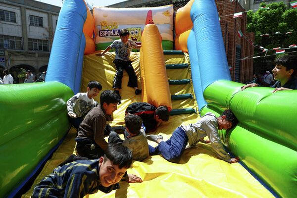 Иранские дети играют на Тегеранском базаре - Sputnik Армения