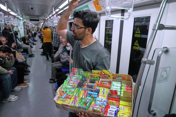 Уличный торговец продает жевательную резинку в вагоне метро в Тегеране - Sputnik Армения