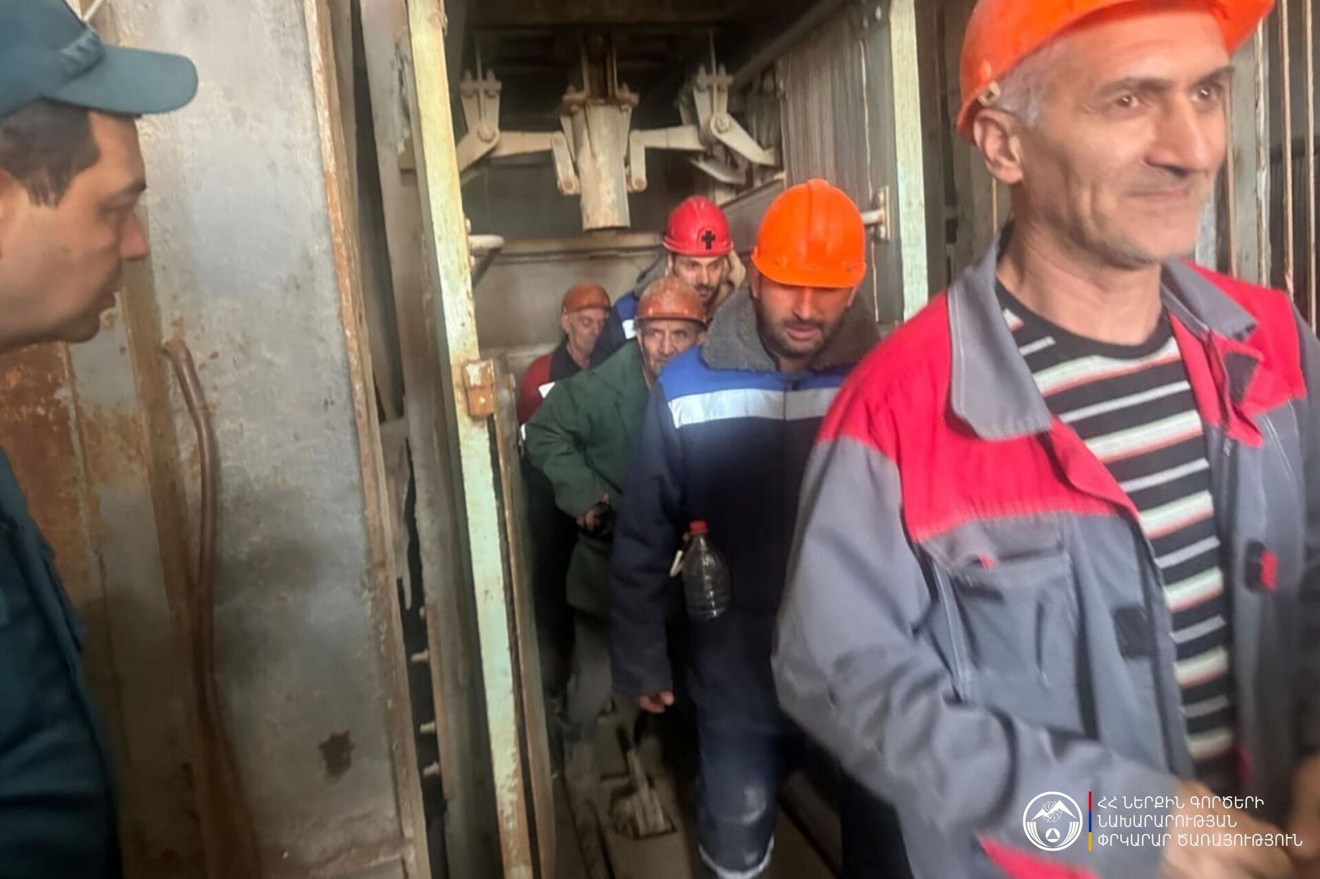 Спасатели извлекли из шахты одного из медицинских центров в Аване 46 человек (22 апреля 2026). Еревaн - Sputnik Армения, 1920, 22.04.2026