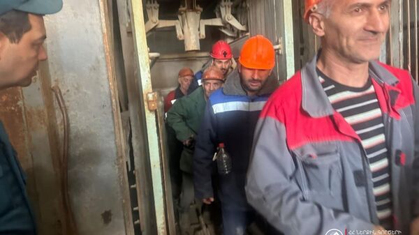 Спасатели извлекли из шахты одного из медицинских центров в Аване 46 человек (22 апреля 2026). Еревaн - Sputnik Армения